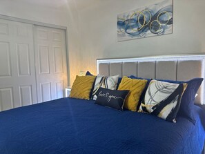 アイロン / アイロン台、WiFi (無料)、ベッドシーツ