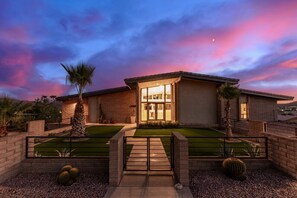 Exterior - 3BR Retreat with Heated Pool, BBQ & Mountain Views (Fountain Hills)