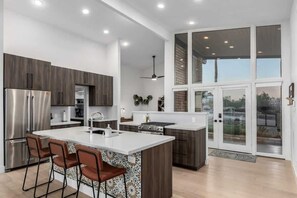 Réfrigérateur, four à micro-ondes, un four, surface de cuisson