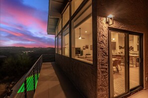 Outdoor dining - 3BR Retreat with Heated Pool, BBQ & Mountain Views (Fountain Hills)