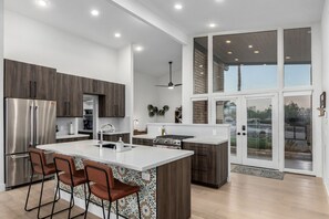 Geladeira, micro-ondas, fogão, cooktop