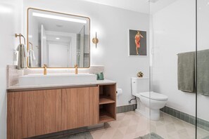 Sèche-cheveux, serviettes fournies, papier toilette