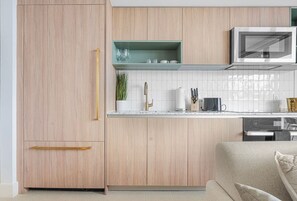 冷蔵庫、電子レンジ、オーブン、コンロ