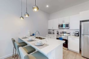 Réfrigérateur, micro-ondes, four, plaque de cuisson