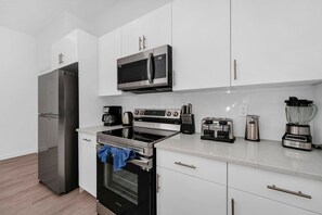 Een koelkast, een microgolfoven, een oven, een kookplaat