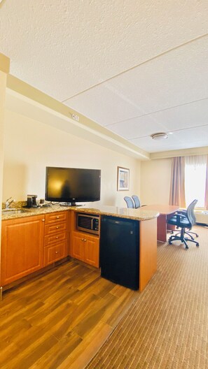Premium Single Room, 1 King Bed, Non Smoking | Private kitchen | Mini-fridge, microwave - Waterloo Suites Hotel (Waterloo)