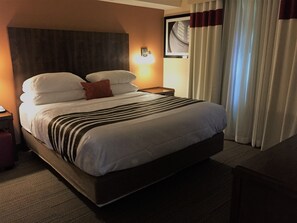 خزنة داخل الغرفة ومكتب ومكواة/لوح كي وواي فاي مجانًا