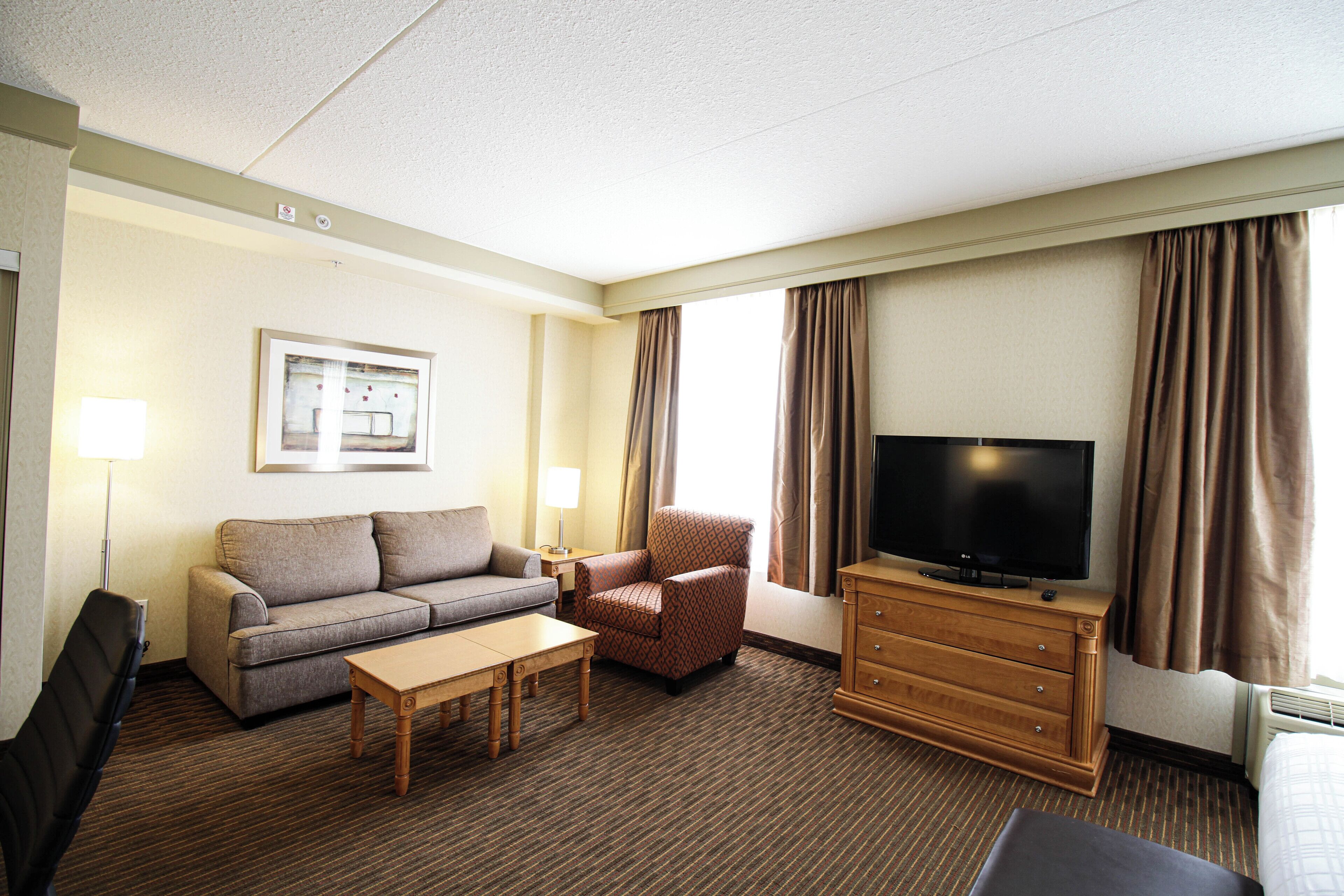 Executive Studio Suite, 1 King Bed, Non Smoking | Living area