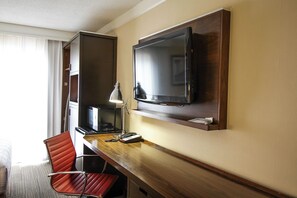 خزنة داخل الغرفة ومكتب ومكواة/لوح كي وواي فاي مجانًا