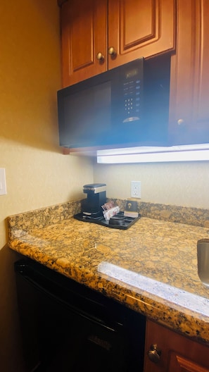 Een minikoelkast, een microgolfoven