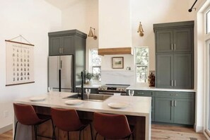 冰箱、微波炉、烤箱、炉灶