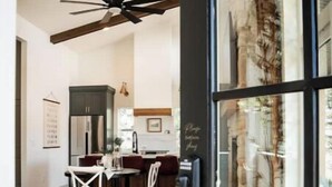 Un interior moderno con comedor, cocina y un ventanal con vistas.