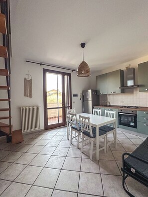 Réfrigérateur, four, plaque de cuisson, lave-vaisselle