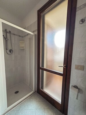 Dusche, Bidet, Handtücher, Seife