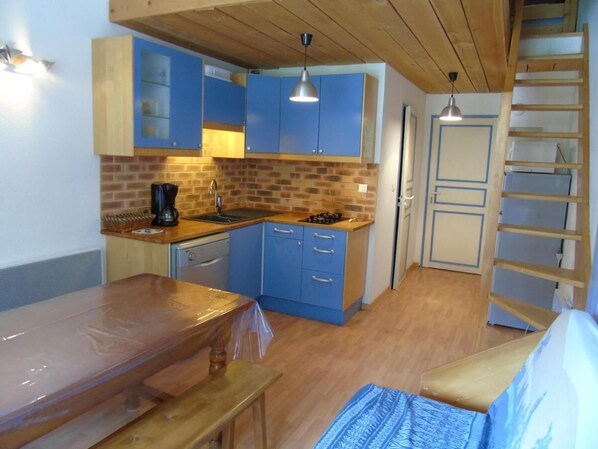 Fridge, microwave, dishwasher, coffee/tea maker