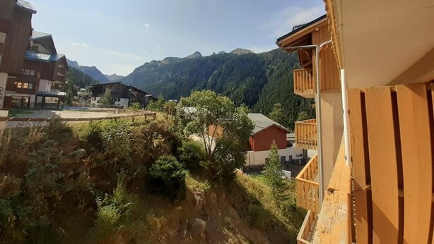 Paisagem montanhosa com edifícios em primeiro plano.