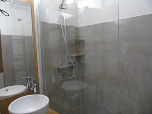 Shower, hair dryer - 5th floor, view mountain, balcony, tv, ski locker, 34m², Valfréjus (Valfréjus)
