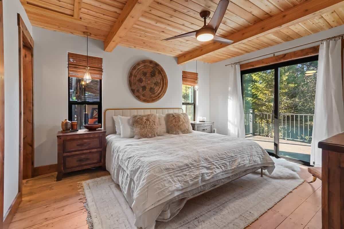 3 bedrooms, desk, iron/ironing board, travel crib