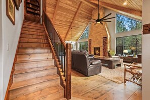 Smart TV, fireplace, offices - Siyi'ku Lodge | Custom Luxury | Starlight Theatre (Garden Valley)