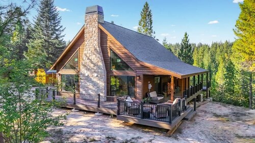 Siyi'ku Lodge | Custom Luxury | Starlight Theatre