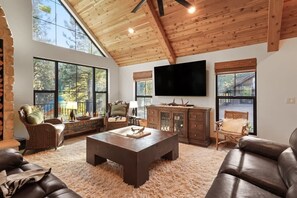 Smart TV, fireplace, offices - Siyi'ku Lodge | Custom Luxury | Starlight Theatre (Garden Valley)