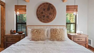 3 bedrooms, desk, iron/ironing board, travel crib