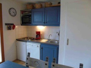 A compact kitchen with a microwave, a coffee maker, and a dishwasher. - 1st floor, view mountain, balcony, tv, ski locker, 36m², Valfréjus (Valfréjus)