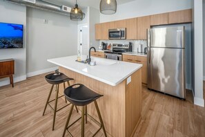 Refrigerador, microondas, horno y parrilla de estufa