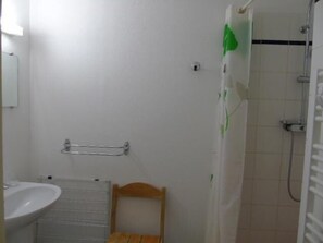Bathroom - 1st floor, view mountain, balcony, tv, ski locker, 48m², Valfréjus (Valfréjus)