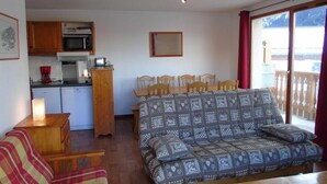 A compact living space with a kitchenette, a sofa, and a dining area. - 2nd floor, view valley, balcony, tv, ski locker, 61m², Valfréjus (Valfréjus)