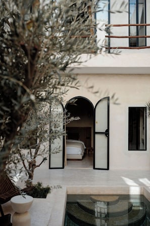 Comfort Triple Room, Pool View | Courtyard view - Riad Roca (Marrakech)