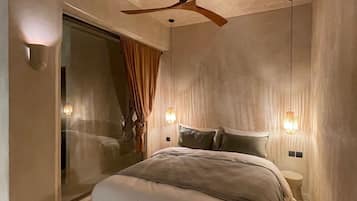 Habitación triple Confort, vista a la alberca | Ropa de cama de alta calidad y caja de seguridad en la habitación