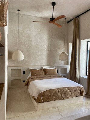 Luxury Δίκλινο Δωμάτιο (Double), Μπανιέρα, Θέα στην Αυλή | Κλινοσκεπάσματα υψηλής ποιότητας, χρηματοκιβώτιο στο δωμάτιο 