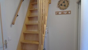 A wooden staircase in a room with a white wall and a decorative wall hanging. - 8th floor, view resort, balcony, tv, ski locker, 76m², Valfréjus (Valfréjus)