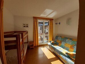 Interior - 150m from ski lifts, 2nd floor, view resort, balcony, tv, ski locker, 44m², Valfréjus (Valfréjus)