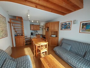 Living area - 150m from ski lifts, 2nd floor, view resort, balcony, tv, ski locker, 44m², Valfréjus (Valfréjus)