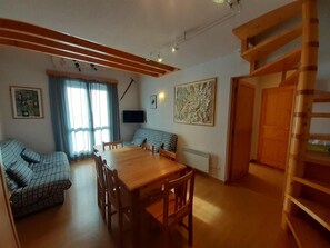 Interior - 150m from ski lifts, 2nd floor, view resort, balcony, tv, ski locker, 44m², Valfréjus (Valfréjus)