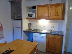 Wasserkocher mit Kaffee-/Teezubehör, Kühlschrank, Mikrowelle, Ofen
