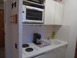 Kühlschrank, Mikrowelle, Wasserkocher mit Kaffee-/Teezubehör, Toaster