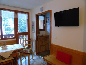 Interior - 3rd floor, view mountain, balcony, tv, ski locker, 23m², Valfréjus (Valfréjus)