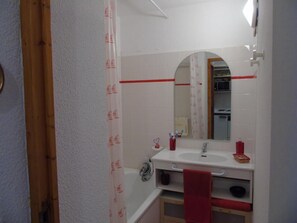 Bathroom - 3rd floor, view mountain, balcony, tv, ski locker, 23m², Valfréjus (Valfréjus)