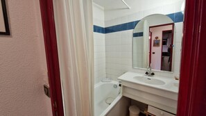 Bathroom - 300m from shops, 2nd floor, balcony, tv, ski locker, 22m², Valfréjus (Valfréjus)
