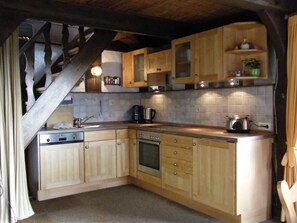 Kühlschrank, Ofen, Geschirrspüler, Wasserkocher mit Kaffee-/Teezubehör