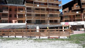 A multi-story hotel with balconies, a pub, and a restaurant. - 50m from ski lifts, 2nd floor, balcony, tv, ski locker, 19m², Valfréjus (Valfréjus)