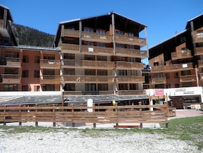 Um hotel com vários andares, varandas, um pub e um restaurante.