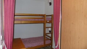 A bunk bed room with a wooden desk and a small chair. - Ground floor, view valley, balcony, tv, ski locker, 33m², Valfréjus (Valfréjus)