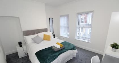 Belfast Cozy Home is a spacious home closer to Belfast City Centre.