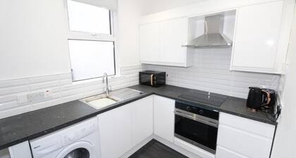 Belfast Cozy Home is a spacious home closer to Belfast City Centre.