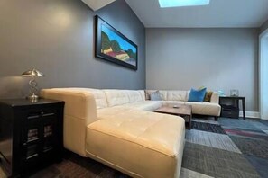 Stereo - THE CONESTOGA HOUSE - THEATER & BUSINESS DISTRICT (Lancaster)