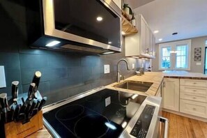 Fridge, microwave, oven, stovetop - THE CONESTOGA HOUSE - THEATER & BUSINESS DISTRICT (Lancaster)